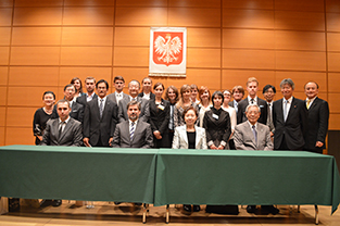 Commemorative photo with participants