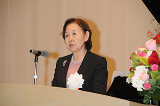 Chancellor Mizuta greets the audience