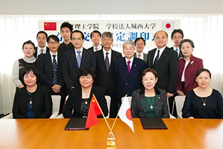 Commemorative photo with representatives from both parties(front row right: Party Secretary Wang Kejun of the Northeastern University graduate school of Foreign Languages, front row, left: Assistant Director Wang Qiuju)
