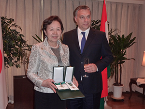 ハンガリー、オルバーン首相より中十字勲章を受ける水田理事長 2013年11月