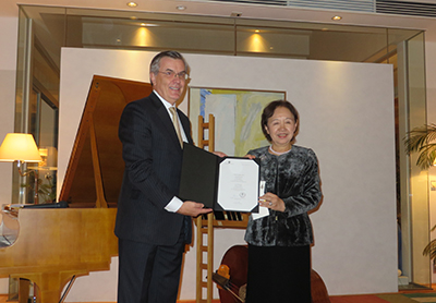 Chancellor Mizuta receives her award from Ambassador Vargö (left)