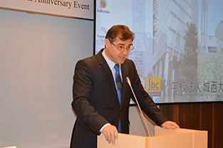 Ambassador Szerdahelyi addresses the audience