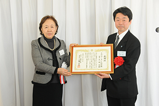 Presentation of certificate of thanks to Assistant Director Yoshida of the Holocaust Education Center