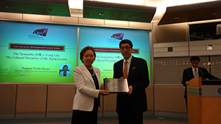 Chancellor Mizuta receives her honorary professorship award