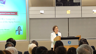 Chancellor Mizuta delivers her lecture