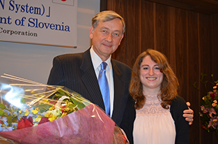 Former President Türk receives a commemorative bouquet from exchange students after his lecture