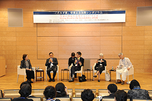 The scene during Panel 2
