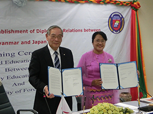 Managing Director and President Morimoto (left) and President Lwin Lwin Soe (right) exchange copies of the agreement