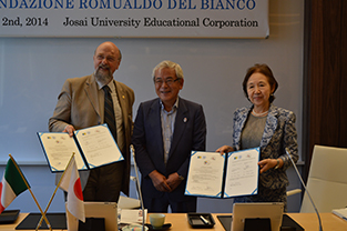 Foundation President Paolo Del Bianco (left), Commissioner of Cultural Affairs Dr. Aoyagi (center), and Chancellor Mizuta (right) during the signing ceremony