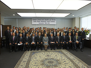 Commemorative photo with Chancellor Mizuta and other fellowship representatives