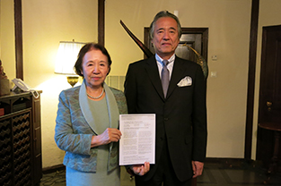 With Ambassador Morimoto, holding the press release regarding the Nobel Prize in Physics, which was just announced