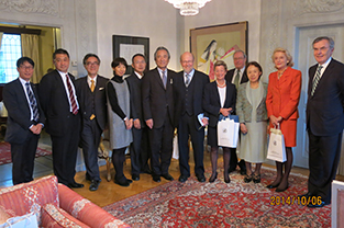 With members of the Svensk-Japanska Sällskapet in the residence of the ambassador