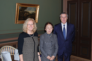 ウプサラ大学学長とリンネの部屋で　ヴァリエ前スウェーデン大使とともに