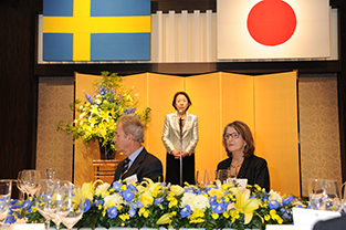 Society President Mizuta gives introductory remarks with Swedish Ambassador Robach and his wife seated in the foreground