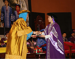 Chancellor Mizuta receives her honorary doctorate from the Queen