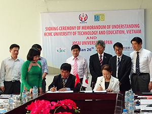 Signing the exchange agreement at the Ho Chi Minh City University of Technology and Education (HCMUTE)