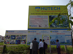 >Visiting the construction site for the new HUTECH campus