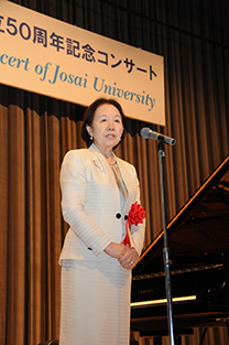 Chancellor Mizuta welcoming the audience