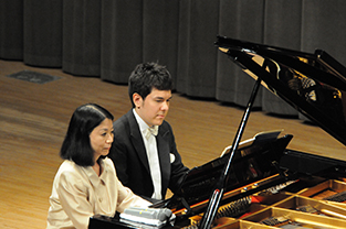 Miyuji Kaneko (back) and Reiko Szerdahelyi’s performance