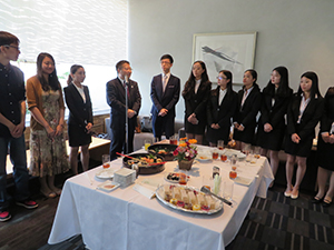 天津外国語大学の李運博大学院長（左から4人目）と留学生たち