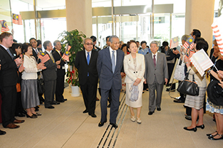 Students and faculty greet the Mahathir delegation