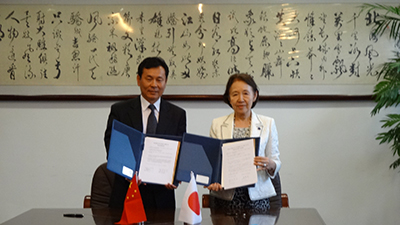 Displaying the agreement with university president Xia Chunyu