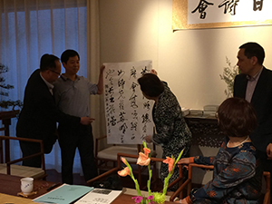 Presentation of commemorative calligraphy from the Chinese side
