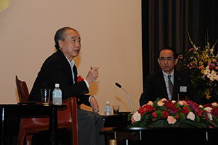 Dr. Kobayashi (left) and Mr. Ono in conversation
