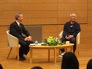Mr. Suzuki (right) addresses the audience with interviewer Prof. Mizuta Lippit