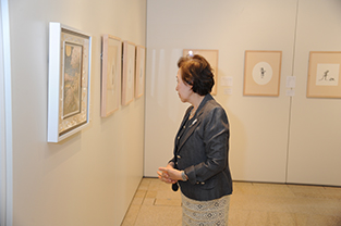Chancellor Mizuta looking at the illustrations on display