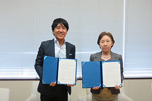 Chancellor Mizuta (right) and President Kawamura display the agreement