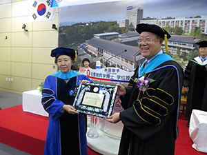 Chancellor Mizuta receives her honorary doctorate (with President Kim, left)