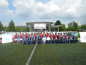 JIU, Hannam players and school representatives pose for a commemorative photo