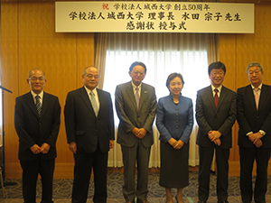 Chancellor Mizuta surrounded by representatives of the four media companies from Saitama and Chiba