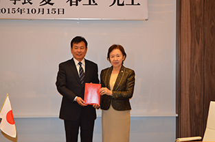 President Xia (left) with Chancellor Mizuta
