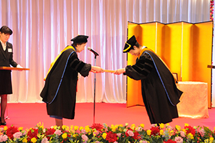 Chancellor Mizuta awards an honorary doctorate to Her Highness Princess Takamado