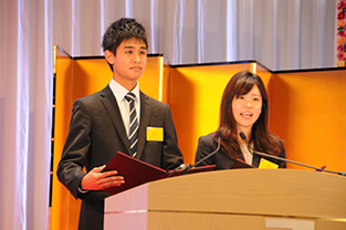 Mr. Takano (left) makes a vow alongside Ms. Kobayashi