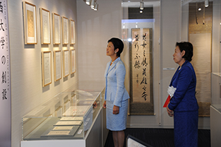 水田三喜男記念館展示室を見学される高円宮妃殿下