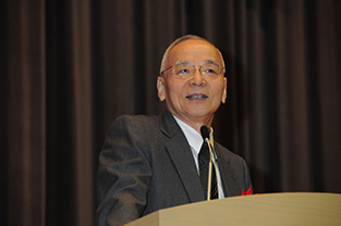 Dr. Suzuki speaks at the lecture