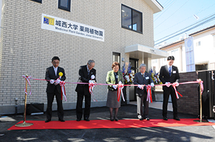 Chancellor Mizuta and others at the ribbon cutting ceremony