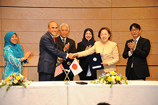 Chancellor Mizuta and President Mohd Shukri finalize the agreement