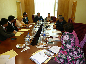 Discussion of a university alliance at UniMAP (Perlis Crown Prince and Princess  in the  center, Josai President Yasunori Morimoto  to the right)
