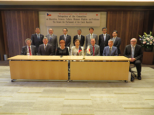 A commemorative photo with meeting participants