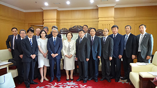 Group photo with Party Secretary Wang Hansong