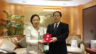 Chairperson Huai Zhongmin presents Chancellor Mizuta with an official edict naming her Special Overseas Chancellor for the Dalian People’s Foreign Friendly Association
