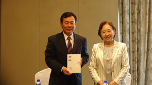 Chancellor Mizuta presents a copy of Kiro to President Xia