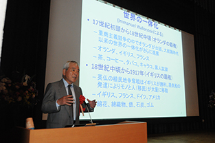 Mr. Aoyagi delivers his lecture
