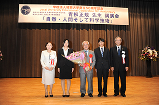 Mr. Aoyagi receives a bouquet from students