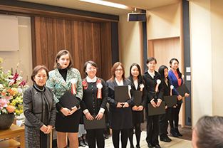 Former Chancellor Mizuta and the winners of the Honorable Mention Awards