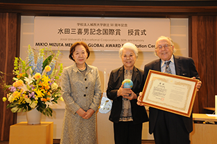 Mr. and Mrs. Price receiving the certificate from Prof. Mizuta